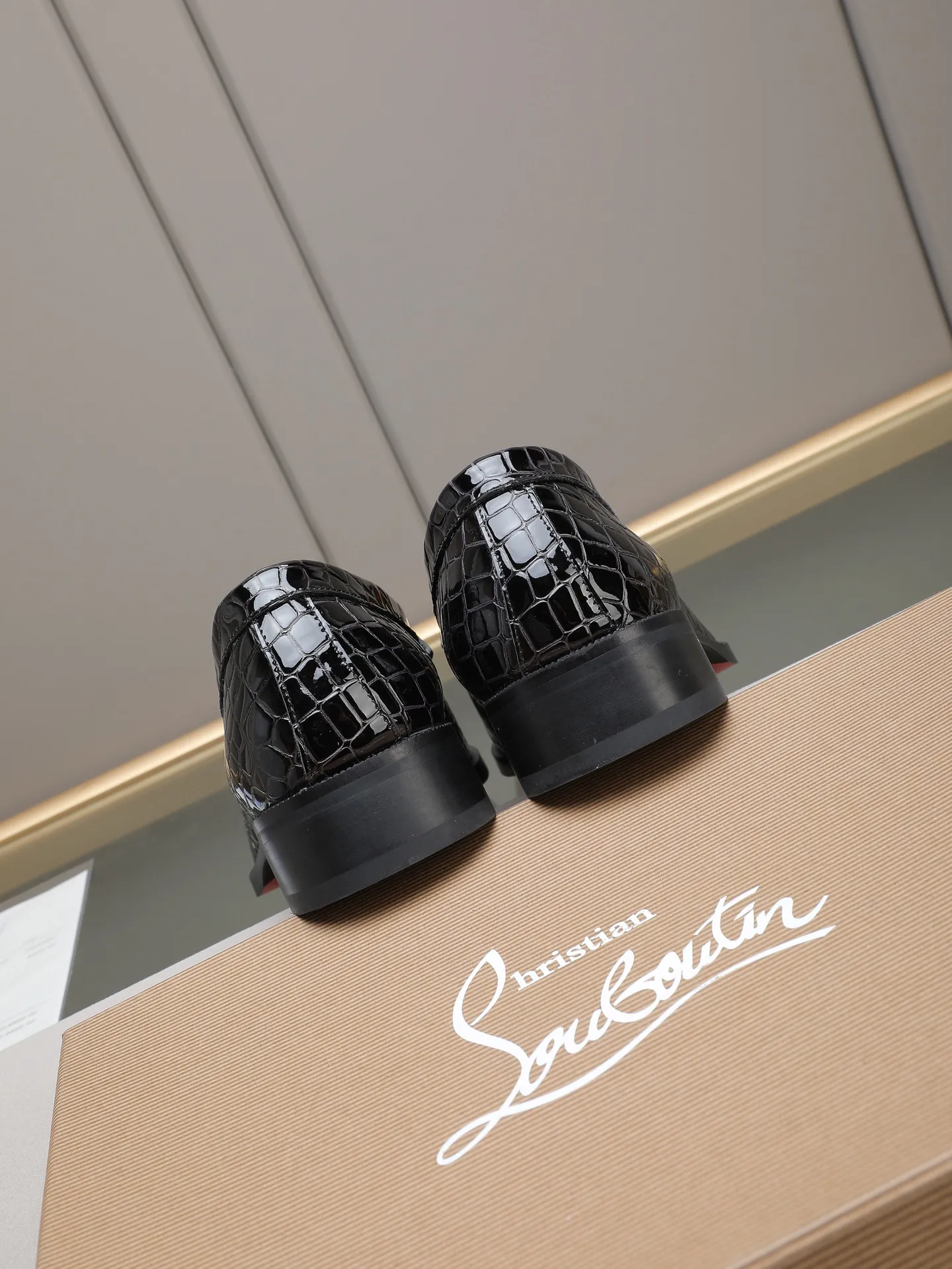 PP580 CL New formal dress shoes Christia* Loubouti* Red-soled shoes GREGGO men's Oxford shoes Official price Made of imported cowhide/glossy patent leather/glossy small square pointed toe design Iconic red outsole, extremely personalized shoe Original color cowhide lining Original Italian leather outsole; fine workmanship brings you a luxurious experience Clean silhouette and straightforwardness, GREGGO men's Oxford shoes It is an Oxford shoe type born for city roaming. Standard leather shoe size: 38～44# (45🉑️customized)